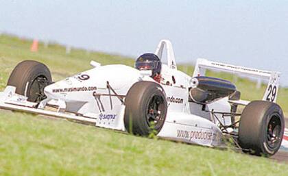 El auto con el que compitió en la Fórmula 3 Sudamericana y con el que se despistó en el presunto atentado en Río Cuarto; en 2000 fue campeona de la clase Light de la categoría regional.