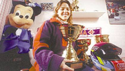 Ianina y el trofeo tras el histórico triunfo en la Fórmula Súper Renault: con 17 años, se convirtió en la primera mujer en ganar en una categoría nacional.