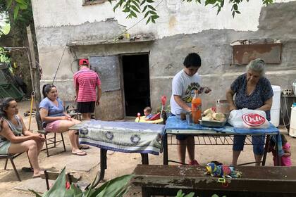 Iara comparte el almuerzo con los Rocha, la familia de su pareja; Zulma, la bisabuela de Evelin, se ocupa de poner la mesa