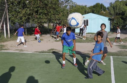 El fútbol es una de las actividades preferidas de los chicos que asisten a la ludoteca Madre Teresa de la ONG Potencialidades