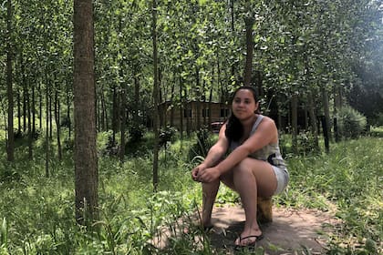 Iara prefiere vivir en la isla que en la ciudad; de fondo, se ve la casa de su mamá y Omar que viven del lado de enfrente del río