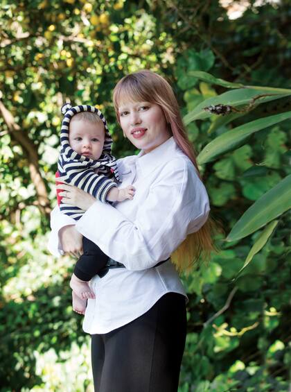 Iara y el pequeño Monte en el jardín.