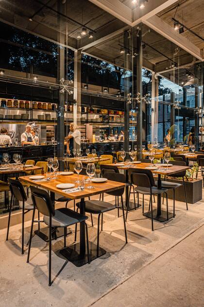 Iba a ser un wine bar, pero fue mutando a restaurante con parrilla, barra, salón amplio y mesas en la vereda.