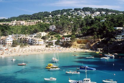 Ibiza atrae a miles de turista por año, especialmente durante el verano boreal