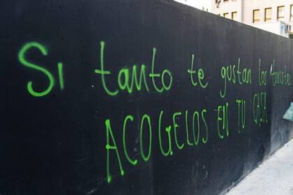 "Si tanto te gustan los turistas, acógelos en tu casa", uno de los carteles de bienvenida a la isla