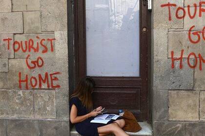 Los turistas se topan con carteles y marchas en contra de su presencia