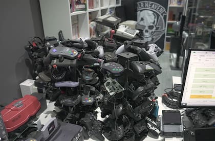 Ibrahim Al-Nasser tiene un récord Guinness. en su museo en Riad conectó 444 consolas de videojuegos a un mismo televisor