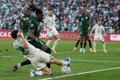 Ibrahim Maza intenta bloquear un disparo de Calvin Bassey; Nigeria fue claramente superior a Argelia y pasó a las semifinales en Marruecos 2026.