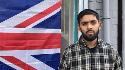 Ibrahim Syed dice que en su mezquita ondea la bandera del Reino Unido para mostrar su patriotismo al país.