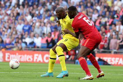 Ibrahima Konate marca a Romelu Lukaku durante la primera etapa de Chelsea-Liverpool