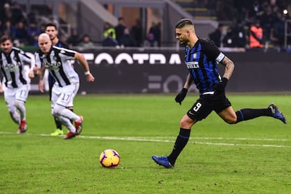 Icardi, a punto de picar la pelota en el penal. Inter le ganó por 1-0 a Udinese.