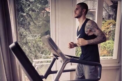 Icardi corre en la cinta que instaló con vista al lago di Cuomo