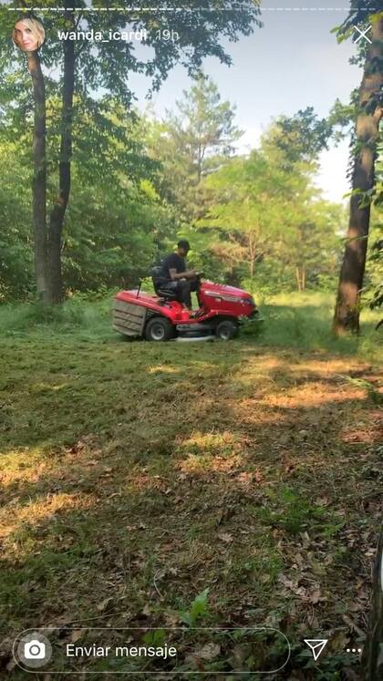 Icardi en modo jardinero cortando el césped del amplio parque de su casa