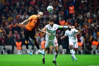 Icardi cruza el cabezazo que será el primer gol de Galatasaray