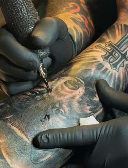 Icardi decidió taparse el tatuaje de la cara de Wanda con una loba (Foto: Instagram @mauroicardi)