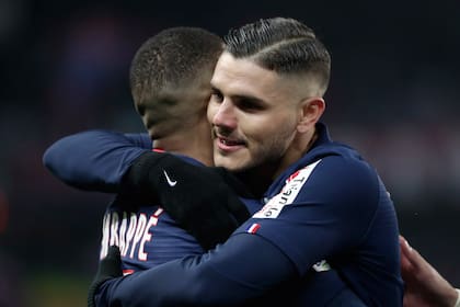 Un abrazo con Mbappé; la competencia por hacer goles despertó celos en el vestuario