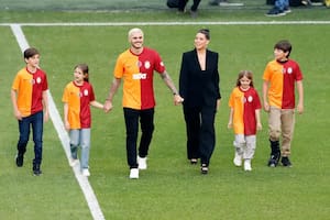 Mauro Icardi y Wanda Nara tuvieron un emotivo recibimiento en Galatasaray, ante 40.000 fanáticos