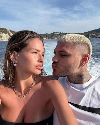 Icardi y la China Suárez se dedicaron palabras de amor y gestos de forma pública en las redes durante su paseo en velero por Ibiza