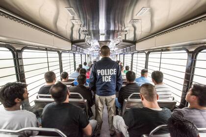 ICE continúa con las detenciones de migrantes en todo Estados Unidos