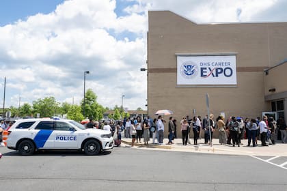 ICE enfrenta dificultades para incrementar su plantilla de agentes ya que solo el 3.6% de los solicitantes fueron contratados según un informe