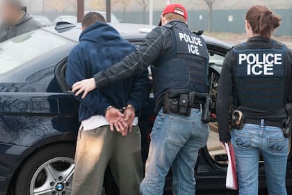 ICE realiza las detenciones de extranjeros no autorizados en el país con antecedentes