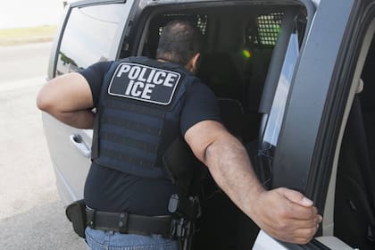 En Nueva York, 20 equipos de agentes federales realizaron arrestos en la madrugada del 28 de enero y detuvieron a 20 personas