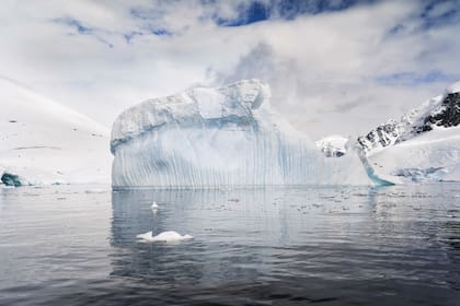 Iceberg frente a la Isla Cuverville: muestra los rastros que la erosión de las piedras dejaron sobre él.