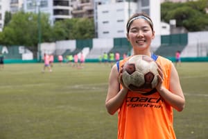 Talento y admiración: quién es la primera japonesa en jugar en el fútbol argentino