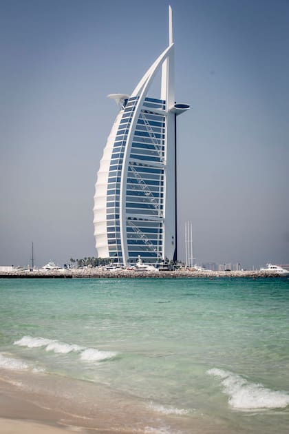 La silueta del Burj Al Jarab emula un velero sobre las aguas del Golfo.