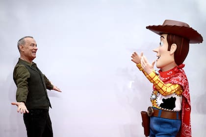 ¡Icónico! Tom Hanks, que le puso su voz a Woody en todas las películas de Toy Story, se abrazó con el legendario cowboy en la alfombra roja que precedió a la proyección de la quinta entrega de la saga animada