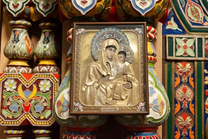 Ícono de la Virgen, a la entrada del Altar, en el marco de las puertas reales. Es costumbre que la besen los oficiantes. Y los fieles, una sola vez en la vida: cuando se casan