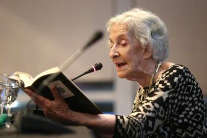 Perteneciente a la generación del 45, después de los 90 recibió los mayores reconocimientos internacionales por su obra y aporte a la literatura