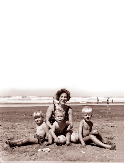Ida van Mastrigt con sus hijos Marina, Jaap y Eddie en la playa de Claromecó. El cuarto miembro (Rob) todavía no había llegado.