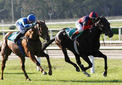 Idalino se adelantó a Fade Out, en el césped porteño