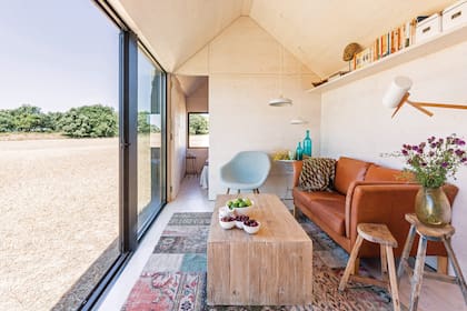 Ideal para dos, la casa tiene zonas bien diferenciadas; estar, cocina equipada, dormitorio y baño completo.