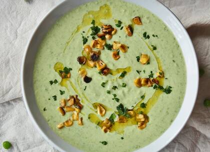 Ideal para los días frescos, sopa de arvejas, zucchini y choclo quemado de Moshu.