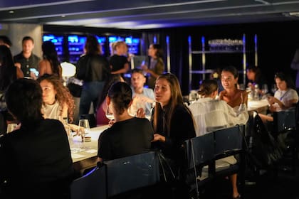 Ideal para una charla distendida, el espacio incluye una rampa exterior con mesas