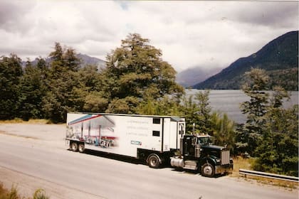 Idearon un camión ambulante con remolque para las exposiciones en el interior