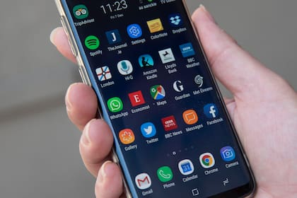 Miller acuñó el concepto "muerte de proximidad" para designar la forma en que el uso de los smartphones afecta la interacción presencial entre personas