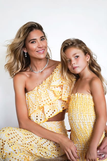 Idénticas, madre e hija comparten la pasión por la moda y Francesca ya sigue los pasos de Carla: este año fue la modelo de la ropa de chicos Duzama que lanzó Erika Choperena, la mujer del futbolista Antoine Griezmann.