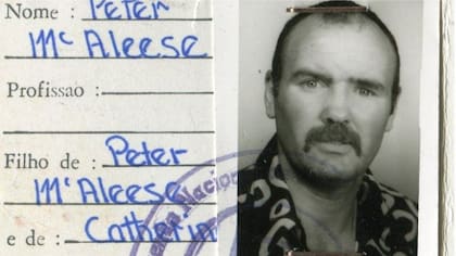Identificación donde se ve a un joven Peter McAleese, durante sus años como mercenario en África en la década de 1970