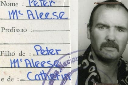 Identificación donde se ve a un joven Peter McAleese, durante sus años como mercenario en África en la década de 1970.