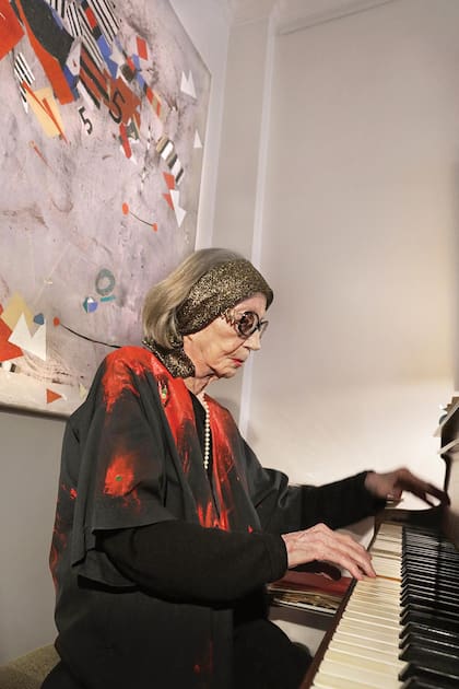 Ides se formó como pintora en la Escuela Nacional de Artes Decorativas de Buenos Aires y como pianista en el Conservatorio Nacional de Música. Los críticos, de hecho, destacan la relación que hay entre los colores y la música en sus obras.