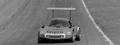 La Liebre III-Chevrolet de Carlos Pairetti en 1969, representando con orgullo a Arrecifes en el autódromo de Buenos Aires