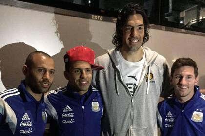 Ídolo también de los futbolistas: aquí, con Javier Mascherano, Sergio Agüero y Lionel Messi, durante una gira de la Selección Argentina por los Estados Unidos en 2015