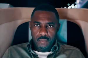 Hijack: un avión rumbo a Dubai, misteriosos secuestradores, ritmo trepidante y un hábil negociador con el sello de Idris Elba