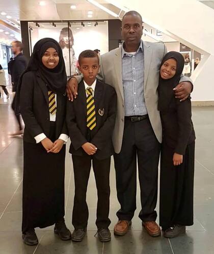 Idris Hamud, quien fue intimado por la escuela, junto a tres de sus hijos (SWNS)