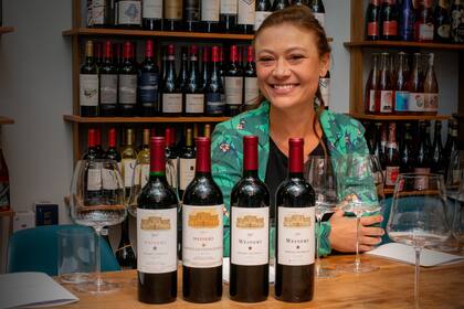 Iduna Weinert, actual directora de la bodega, junto a las ediciones Estrella: Malbec 77, Malbec 94, Cabernet Sauvignon 94 y Merlot 99