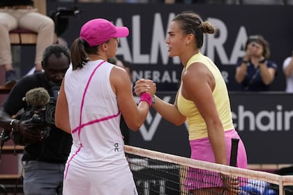 Iga Swiatek saluda a Aryna Sabalenka, tras vencerla en la final de Roma; hace algunos días lo había hecho en Madrid