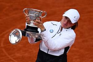 Iga Swiatek se coronó en Roland Garros, pero sufrió un divertido blooper a la hora de festejar